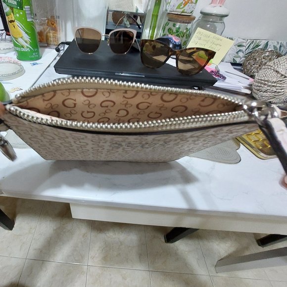 GUESS Thin Wristlet Purse with Keychain Bag Small Mini Practical Simple Stylish - Picture 9 of 9